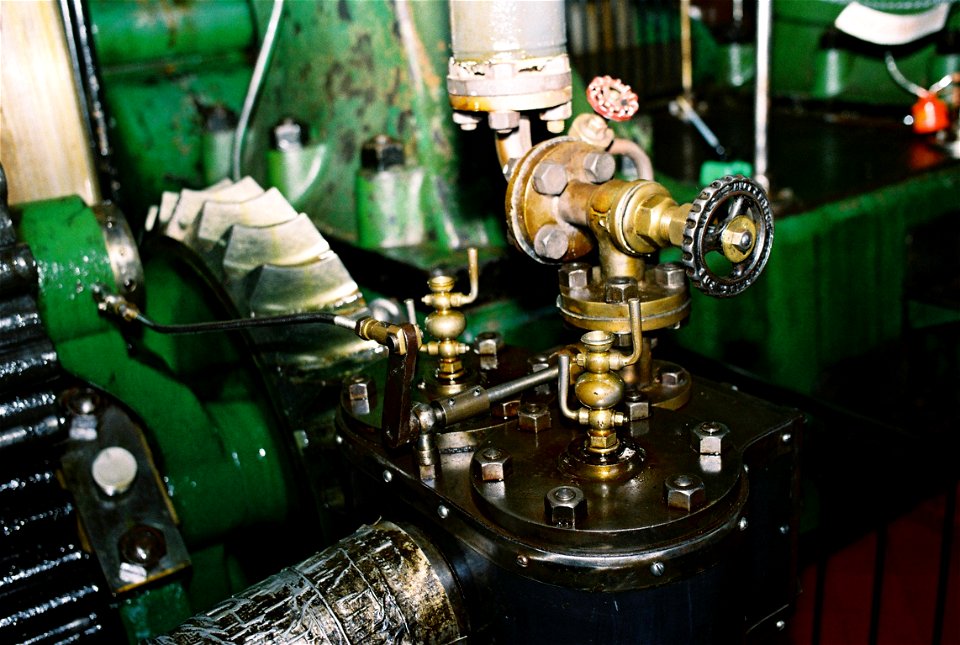 Main stop valve of barring engine