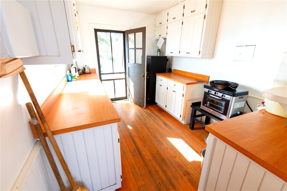 Peale Island Cabin: kitchen (2)
