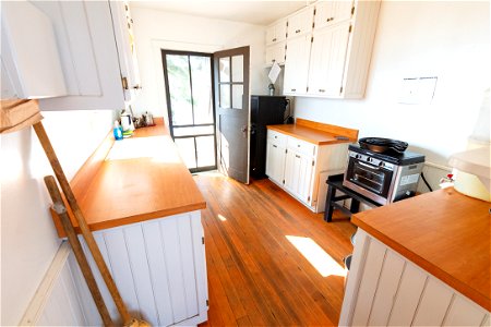 Peale Island Cabin: kitchen (2)