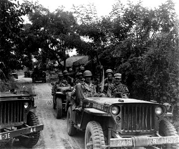 SC 348899 - I and R Troops of the 19th Inf. Regt., 24th Inf. Div. move to the front lines after crossing the Naktong River, in offensive against the North Korean forces in that area. 20 September, 1950. photo