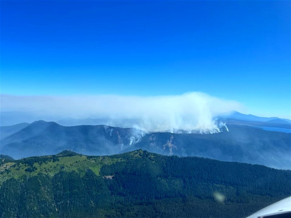 Southern view of Cedar Creek Fire Willamette NF OR 080622