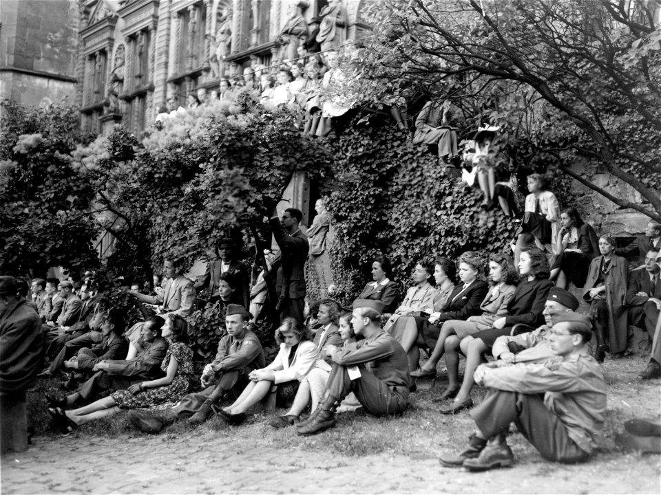 SC 335343 - An outdoor concert in which American soldiers and WACs were invited by the civilians to attend, was held at Heidelberg Castle.