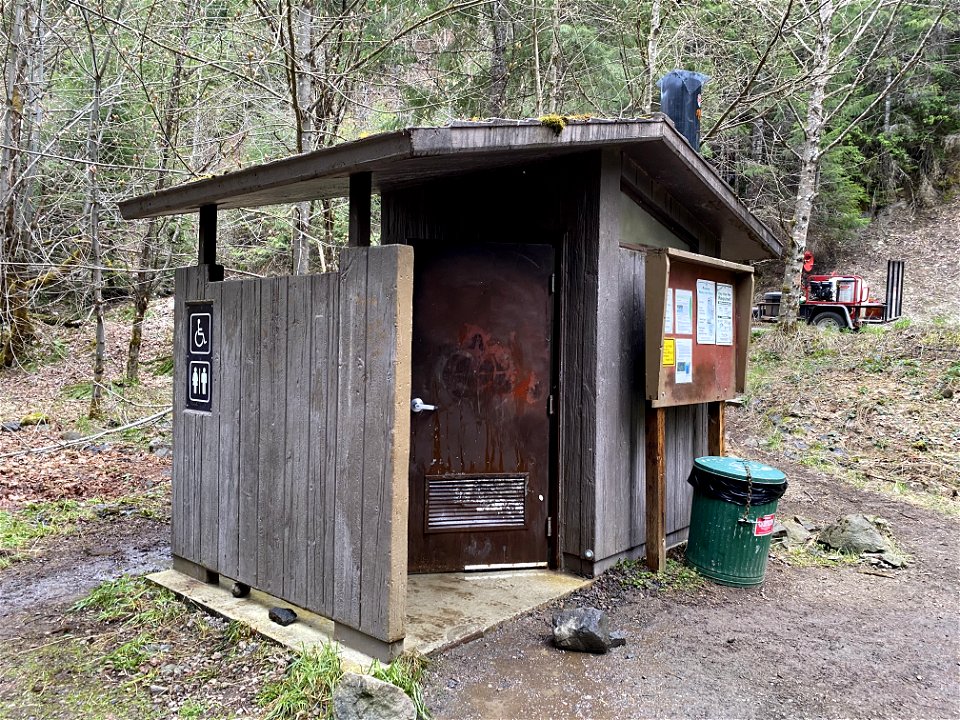Trash and vandalism at Umpqua Hot bsprings on the Umpqua National Forest