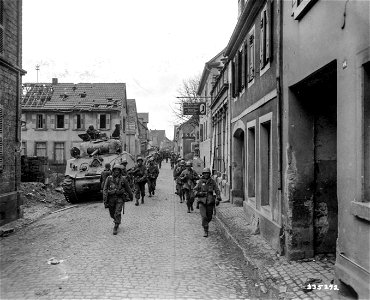 SC 335272 - Infantrymen of the 80th Division, U.S. Third Army, enter the town of Kaiserslautern, Germany, only a few hours after the tanks of the 10th Armored Division. 20 March, 1945.