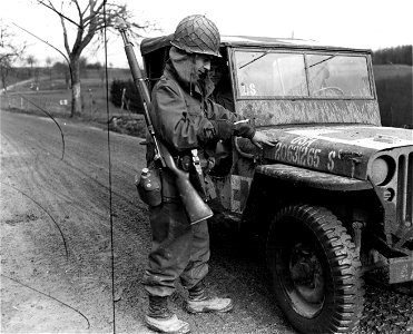 SC 336945 - All vehicles either entering or leaving 42nd Inf. Div., 7th U.S. Army, Command Post, are challenged.