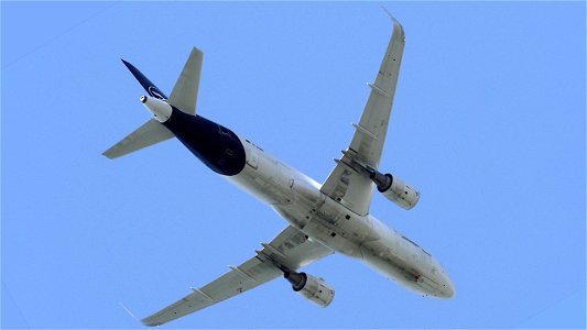 Airbus A320-214 D-AIWK Lufthansa from Madrid (7800 ft.)