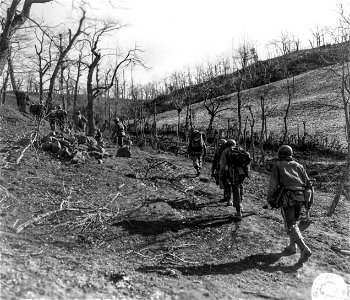 SC 270850 - An infantry mortar squad of the 3rd Bn., 87th Mtn. Inf., 10th Mtn. Div., moving up during an attack near Abetia. 1 March, 1945. photo