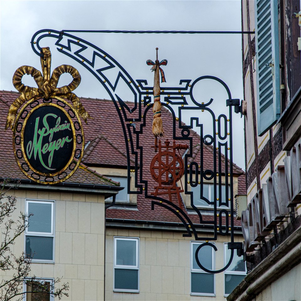 L'enseigne au métier à tisser photo