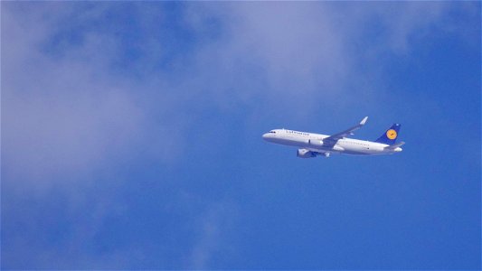 Airbus A320-214 D-AIUV Lufthansa from Rome (9000 ft.)
