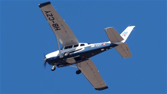 Cessna T206H Turbo Stationair HB-CZY Swiss Flight Services (2600 ft.)