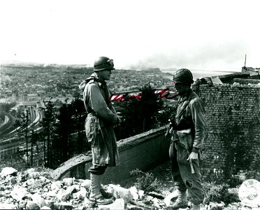 SC 335000 - Capt. Robert Kirkpatrick, Cleveland, Ohio, tells Maj. Gen. J. Lawton Collins, Comm. Gen., 7th Corps, the part his unit played in the capture of the fort overlooking the city and harbor of Cherbourg, France. photo