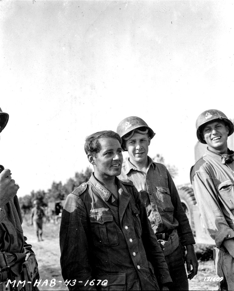 SC 171609 - Pfc. Maurice Bell, Indiana, talks with a German prisoner, who was happy to be a prisoner. 30 March, 1943.