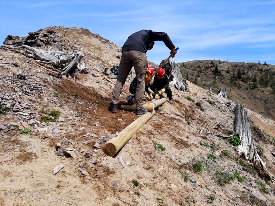 20210426-FS-GPNF-Mount St Helens Forest Service Trail Crew fixes a section of the Boundary Trail 01