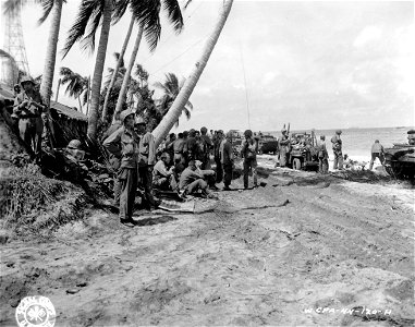 SC 270785 - Men of the 7th Div., U.S. Army, preparing to leave Enubuj Island for another small island.