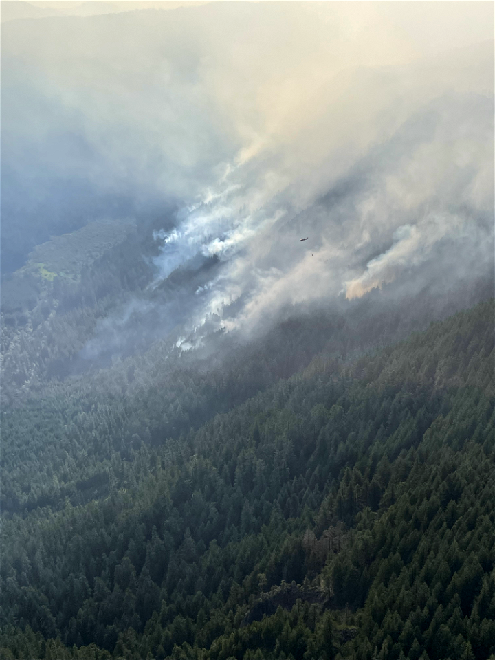 HeliFliesOverCdrCreekFire 220818