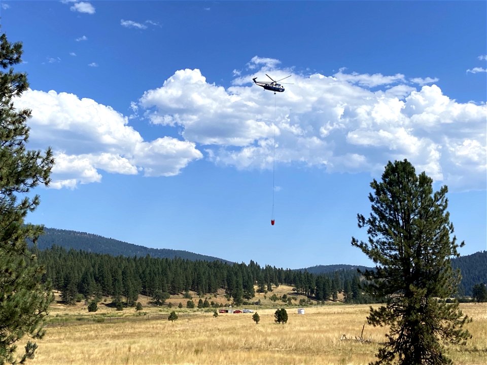 Helo at Heliwell2 CrocketsKnobFire USFSbyEricHendrickson 20220831