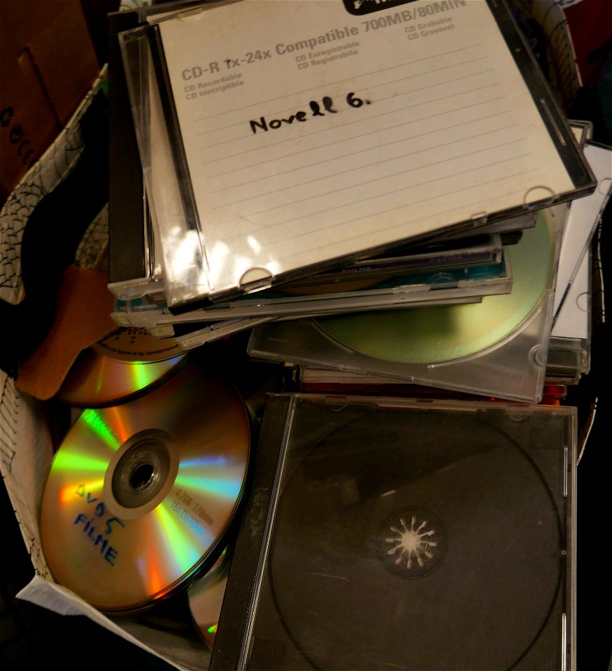 old-CDs-recycle2017_0403_211710