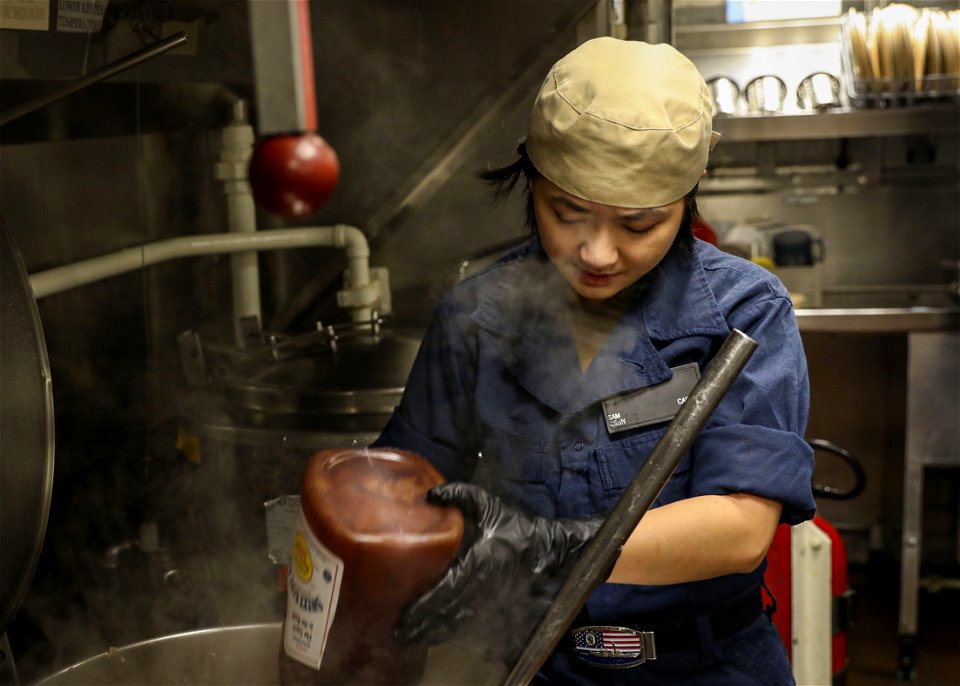 USS Porter (DDG 78) Prepares Lunch