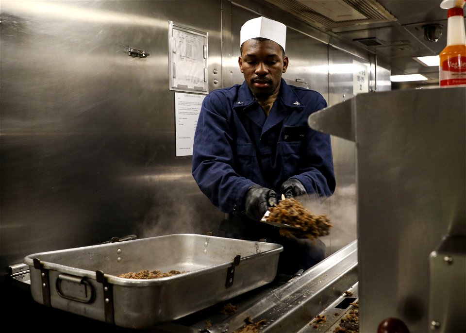 USS Porter (DDG 78) Prepares Lunch