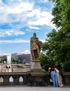 Estatua del conde Adolf III, sobre el puente Trostbrücke