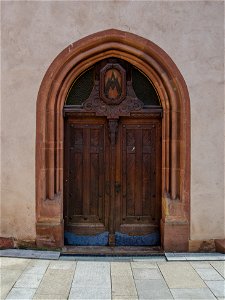 Porte d'église aux détails fous