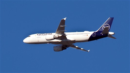 Airbus A320-214 D-AIZD Lufthansa from Sofia  (6700 ft.)