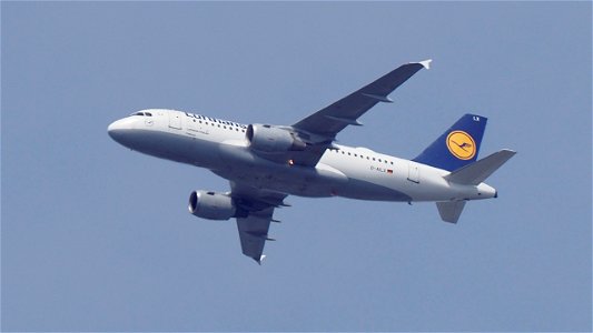 Airbus A319-114 D-AILX Lufthansa (Operated by Lufthansa CityLine) from Valencia (8200 ft.) photo