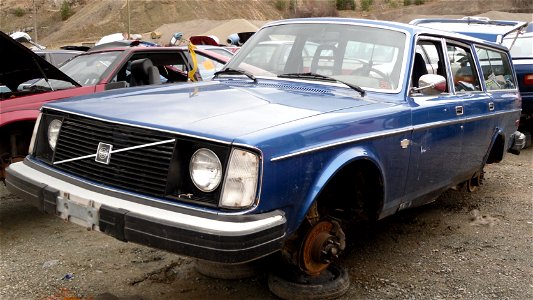 2185_volvo-240-245-in-bc-junkyards-2012-flickr-photo-sharing