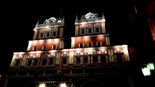 Video experience of the gates of Red Square at night!