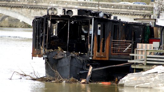Embankments Floating Restaurant River Medway after the fire!