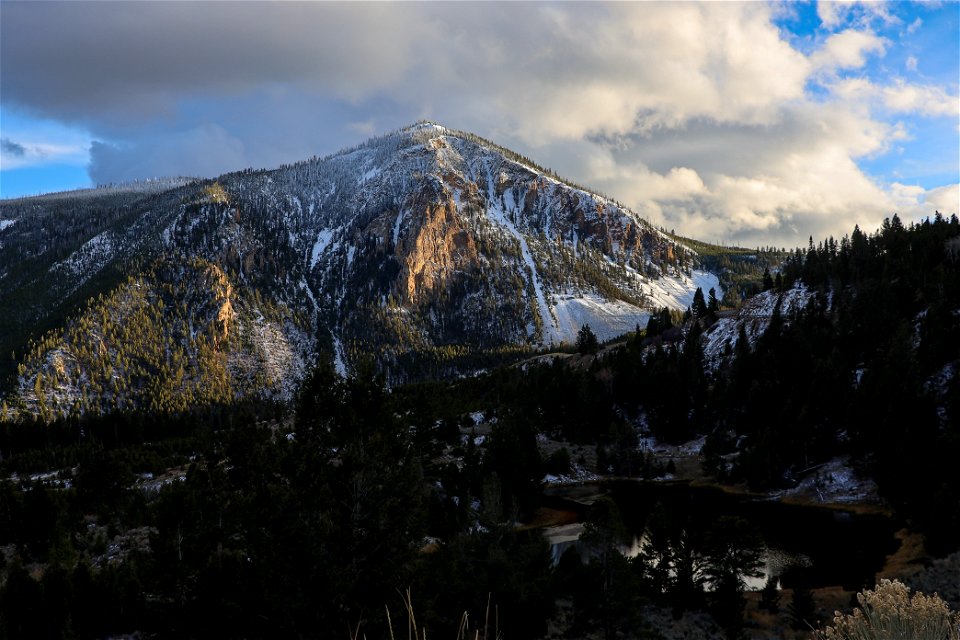 Golden hour light on Bunsen Peak (1)