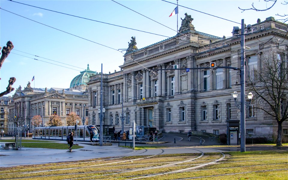 L'ancien parlement devenu Théatre national de Strasbourg (TNS) et sa voisine la Bibliothèque nationnale universitaire (BNU)