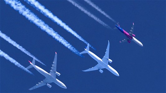 Two Airbus and a Dreamliner on their way to the Near East: photo