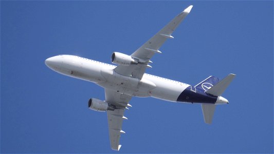 Airbus A320-214 D-AIWF Lufthansa from Olbia  (6400 ft.)