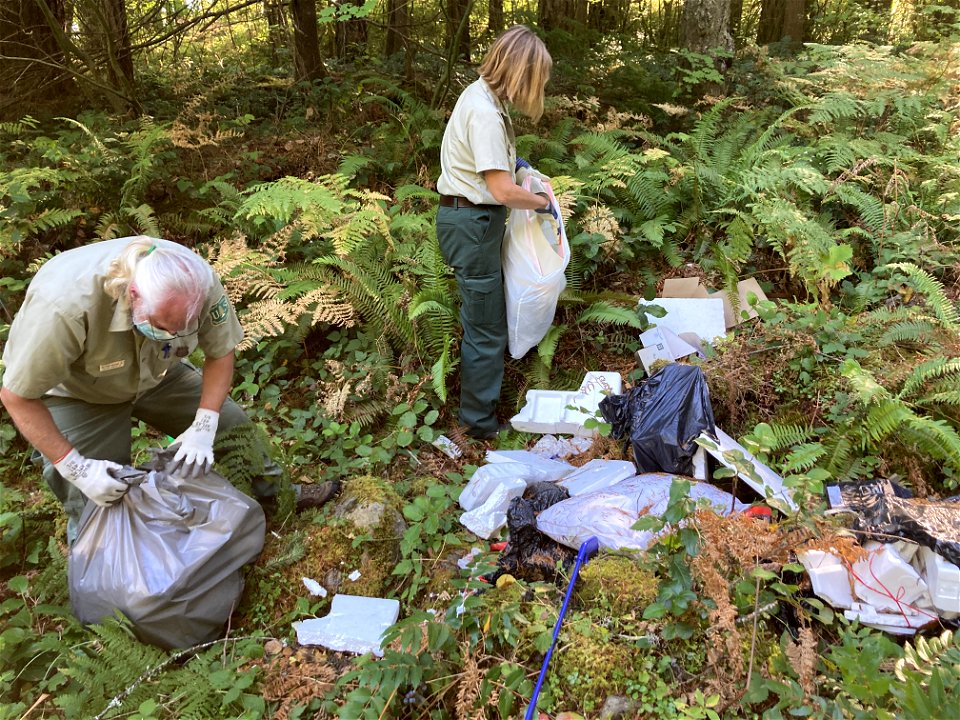 20210925-FS-Gifford Pinchot National Forest staff pitch in with volunteers to help clean up on National Public Lands Day.