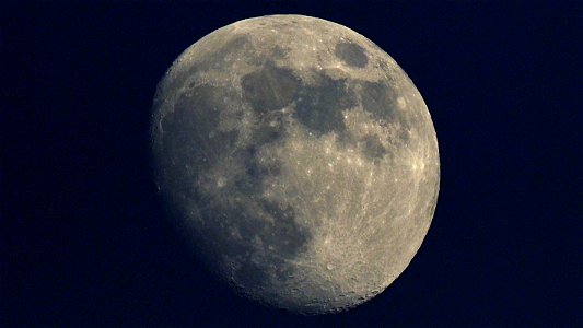 Fast voller Mond mit den Kratern Tycho, Copernicus und Kepler