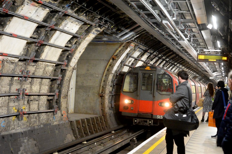 Southbound northern Line train at Bank station