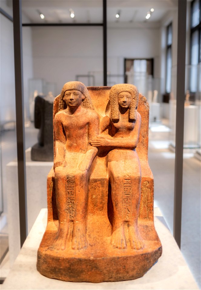 Amenofis y su esposa Ta-net-wadj, Neues Museum photo