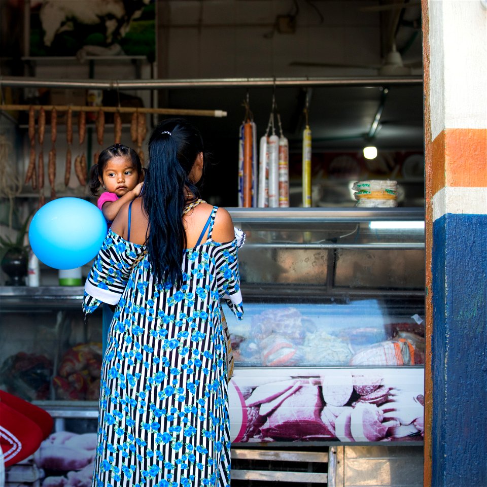 una niña con un globo