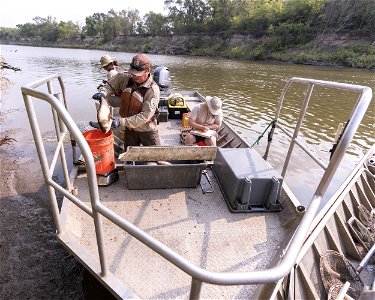 Invasive Carp Research on the James River in South Dakota. Photo: Sam Stukel (USFWS)