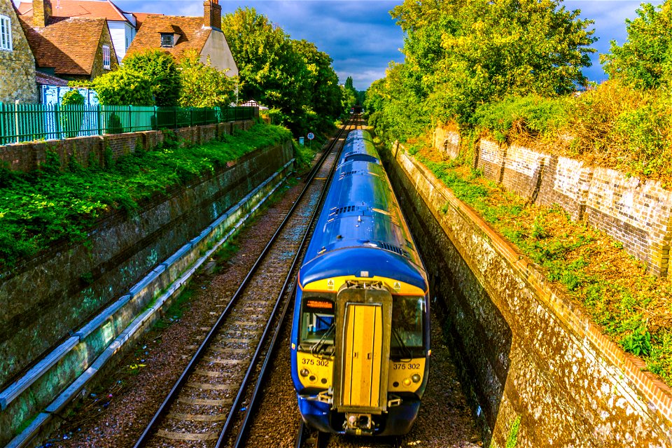 375302 Between Maidstone Barracks and Maidstone West. Medway Valley Line