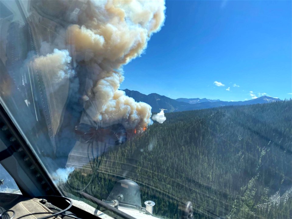 SmokeatWenatcheeRidgeAndPlaneDroppingWater WhtRivIrvgPeakFires 220818
