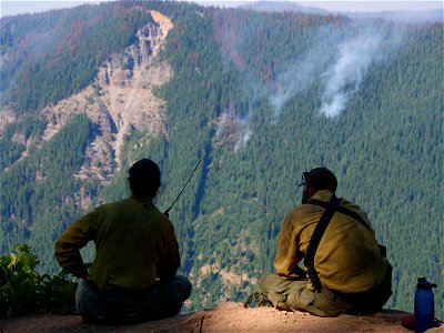 RedmondHotshotLookoutsAsCrewsWorkBelow CdrCrkFire 220813