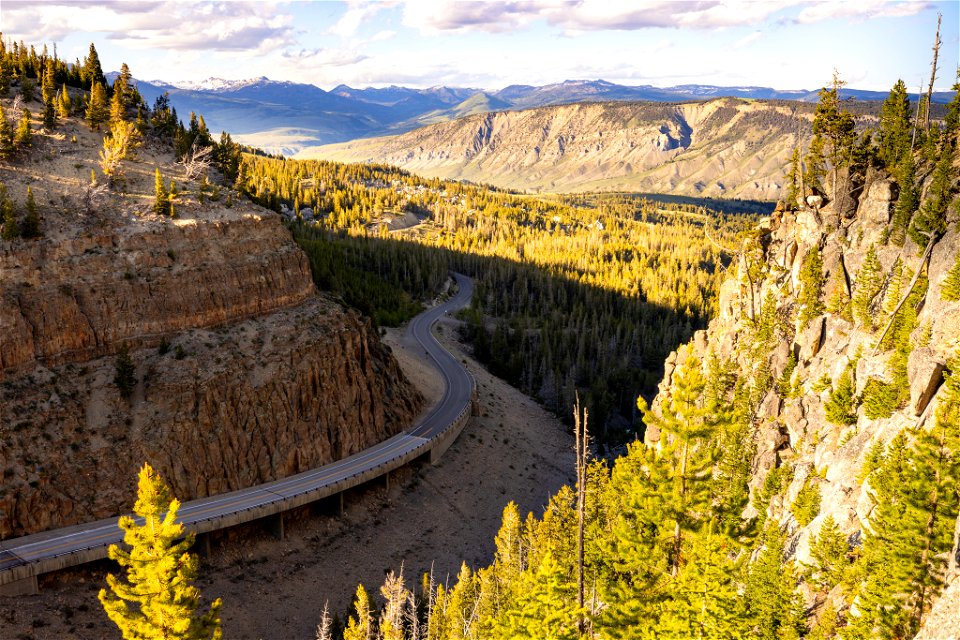 Road through Golden Gate from Bunsen Peak Trail