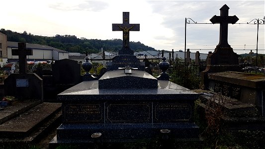 Tombe au cimetière de Riom-es-Montagne