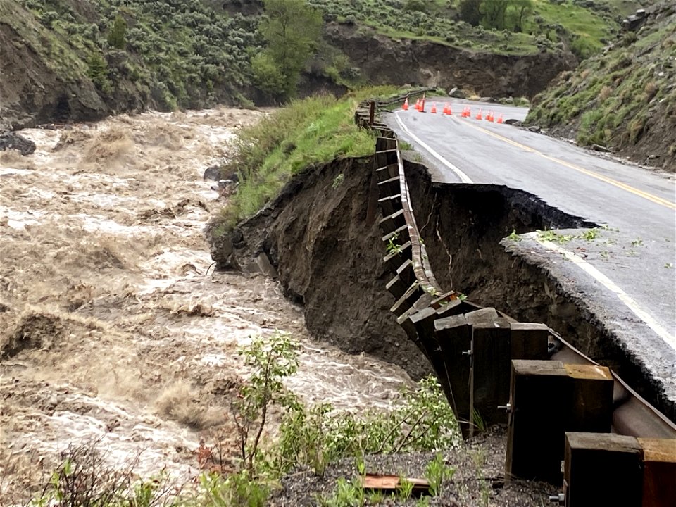 High water levels in Gardner River alongside the North Entrance Road