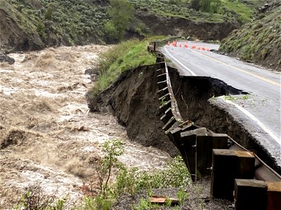 High water levels in Gardner River alongside the North Entrance Road