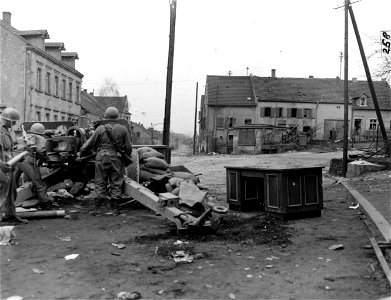 SC 335265 - A gun crew stands ready at the last outpost in Ludweiler, Germany. photo