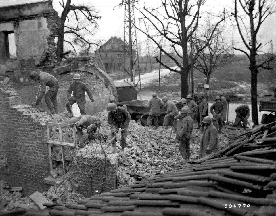 SC 336770 - American engineers demolish a wall and load the debris on trucks.