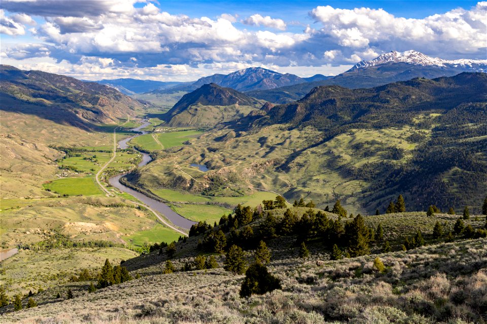 Custer Gallatin National Forest: Yellowstone River and Electric Peak